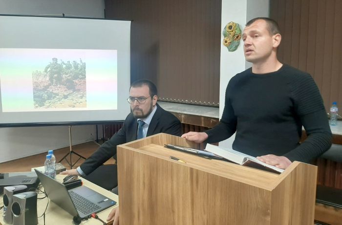 Историци-Левски и война (2)