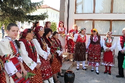 Феерия от пъстри носии на уникален празник в Добринище