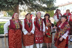 Феерия от пъстри носии на уникален празник в Добринище