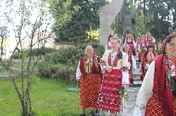 Феерия от пъстри носии на уникален празник в Добринище