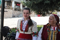 Феерия от пъстри носии на уникален празник в Добринище
