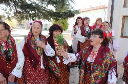 Феерия от пъстри носии на уникален празник в Добринище