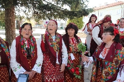 Феерия от пъстри носии на уникален празник в Добринище