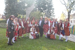 Феерия от пъстри носии на уникален празник в Добринище