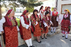 Феерия от пъстри носии на уникален празник в Добринище