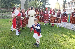 Феерия от пъстри носии на уникален празник в Добринище