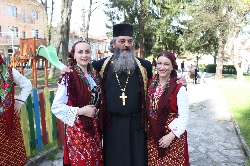 Феерия от пъстри носии на уникален празник в Добринище