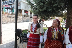 Феерия от пъстри носии на уникален празник в Добринище