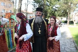 Феерия от пъстри носии на уникален празник в Добринище
