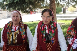 Феерия от пъстри носии на уникален празник в Добринище
