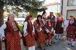 Феерия от пъстри носии на уникален празник в Добринище