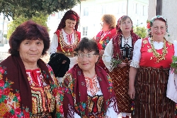 Феерия от пъстри носии на уникален празник в Добринище
