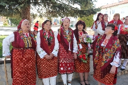 Феерия от пъстри носии на уникален празник в Добринище