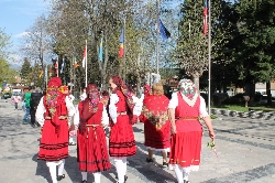 Феерия от пъстри носии на уникален празник в Добринище