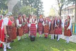 Феерия от пъстри носии на уникален празник в Добринище