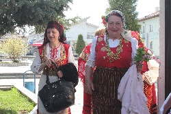 Феерия от пъстри носии на уникален празник в Добринище