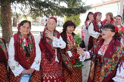 Феерия от пъстри носии на уникален празник в Добринище