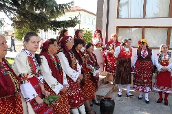 Феерия от пъстри носии на уникален празник в Добринище
