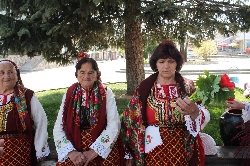 Феерия от пъстри носии на уникален празник в Добринище