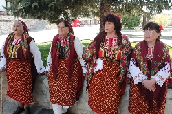 Феерия от пъстри носии на уникален празник в Добринище