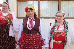 Феерия от пъстри носии на уникален празник в Добринище