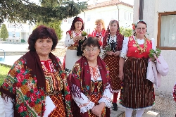 Феерия от пъстри носии на уникален празник в Добринище
