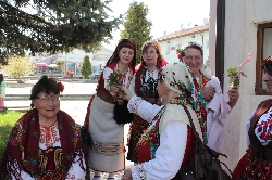 Феерия от пъстри носии на уникален празник в Добринище
