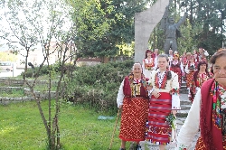Феерия от пъстри носии на уникален празник в Добринище