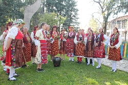 Феерия от пъстри носии на уникален празник в Добринище