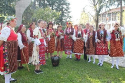 Феерия от пъстри носии на уникален празник в Добринище