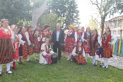 Феерия от пъстри носии на уникален празник в Добринище