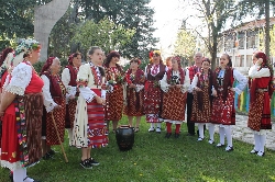 Феерия от пъстри носии на уникален празник в Добринище