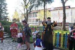 Феерия от пъстри носии на уникален празник в Добринище