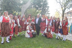 Феерия от пъстри носии на уникален празник в Добринище