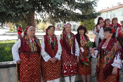 Феерия от пъстри носии на уникален празник в Добринище