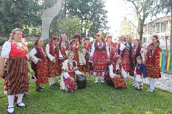 Феерия от пъстри носии на уникален празник в Добринище