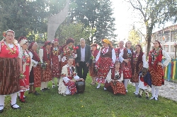 Феерия от пъстри носии на уникален празник в Добринище