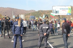 Протест срещу високите цени на горивата блокира Е-79