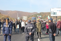 Протест срещу високите цени на горивата блокира Е-79