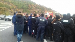 Трета блокада на Е-79. Три часа игра на нерви между полиция и протестиращи