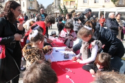В Благоевград децата посрещнаха Баба Марта