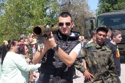 Стотици ученици се докоснаха до оръжието на армията ни в Благоевград - снайпери, автомати, гранатомети