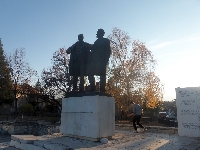 Село Баня опази паметника на Ленин и Димитров, построен с американски долари