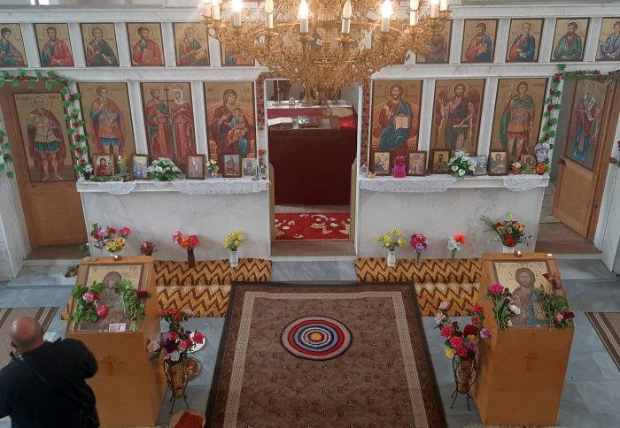 Църквата в Струмяни - с олтар от мрамор и мраморХризма пода