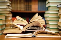 Млад ентусиаст събира книги за читалища и социални центрове