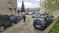 Паркингът до поликлиниката в Благоевград - фронтова линия за пациентите