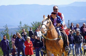 Семейство отглежда коне шампиони в Бачево