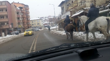Ездачи на коне затрудниха движението в центъра на Благоевград