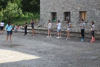 Сдружение кани на тренировки по тенис на корт младите хора в Банско