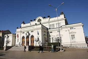 Граждани подкрепиха Босия, напрежение пред парламента